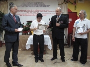 Võ sư chủ tịch, thạc sĩ Ryszard Murat trao chứng nhận tặng huân chương cho thầy trò võ sư Nguyễn Ngọc Nội